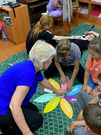 Занятия в поселенческой библиотеке.