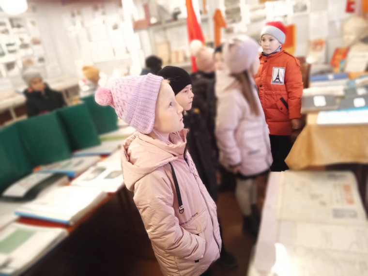 В школьном музее - экскурсия для первоклассников.